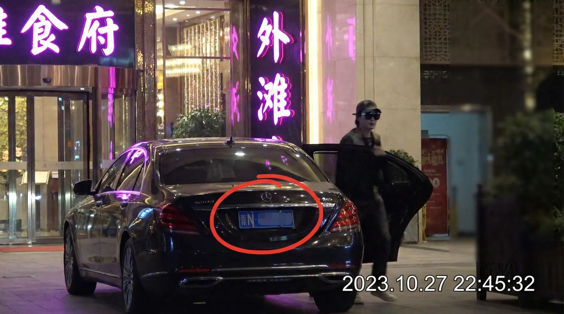 每日大赛mrds - 豪车餐厅外被拍